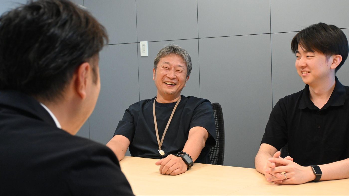 受付業務の課題について語る株式会社日立建設設計 荒木英則様（中央）とインタビューの様子