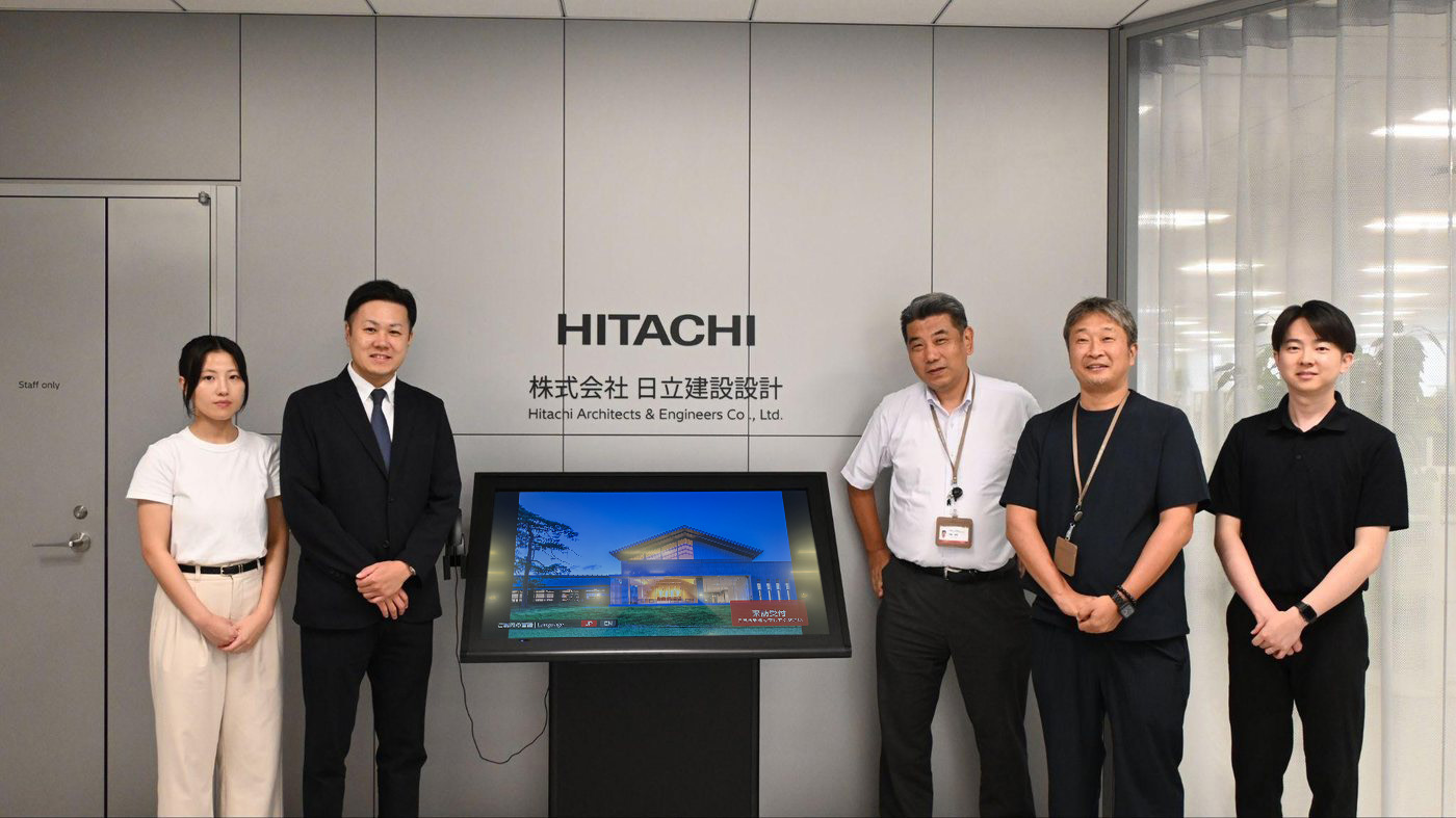 MediaSpaceコンシェルジュを設置したエントランスに並ぶ日立建設設計様と日立システムズフィールドサービスの関係者