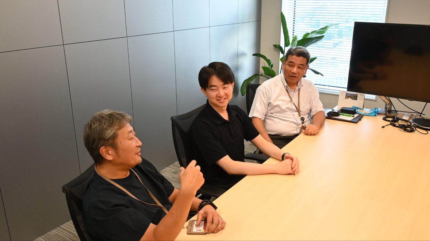 エントランスの設計について語る株式会社日立建設設計 武田亮様（中央）とインタビューの様子